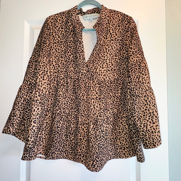 Tuckernuck Edith Leopard Spots Tiered Split Neck Blouse sz M - Picture 2 of 8